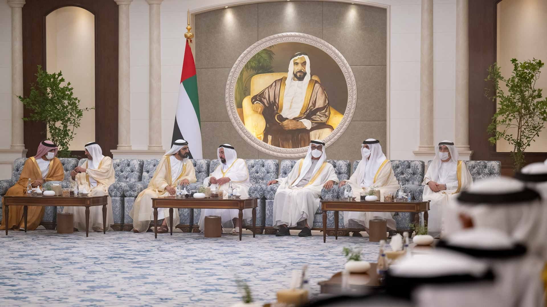 صورة بعنوان: محمد بن راشد ومحمد بن زايد يستقبلان حكام الإمارات وأولياء العهود  