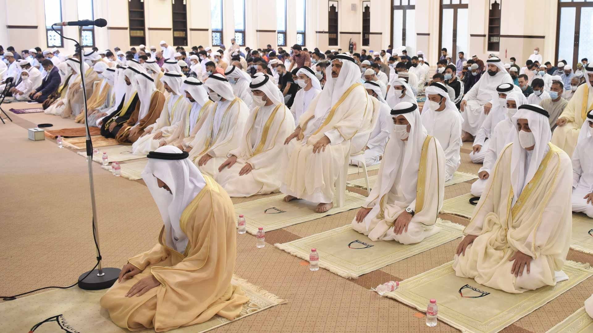 صورة بعنوان: سعود المعلا يؤدي صلاة عيد الفطر بمسجد الشيخ أحمد بن راشد المعلا  