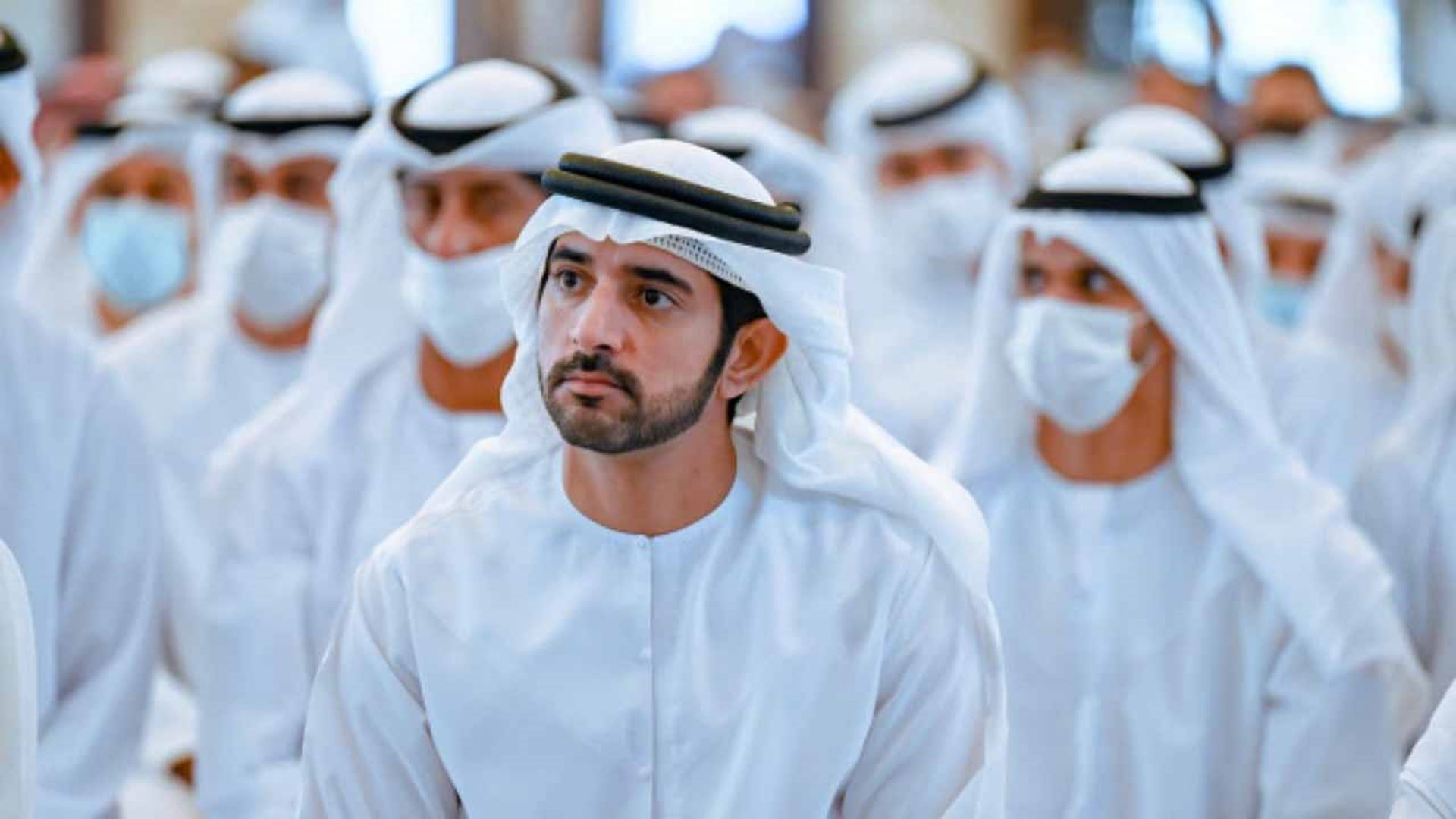 صورة بعنوان: حمدان بن محمد يؤدي صلاة عيد الفطر في مسجد زعبيل الكبير بدبي 