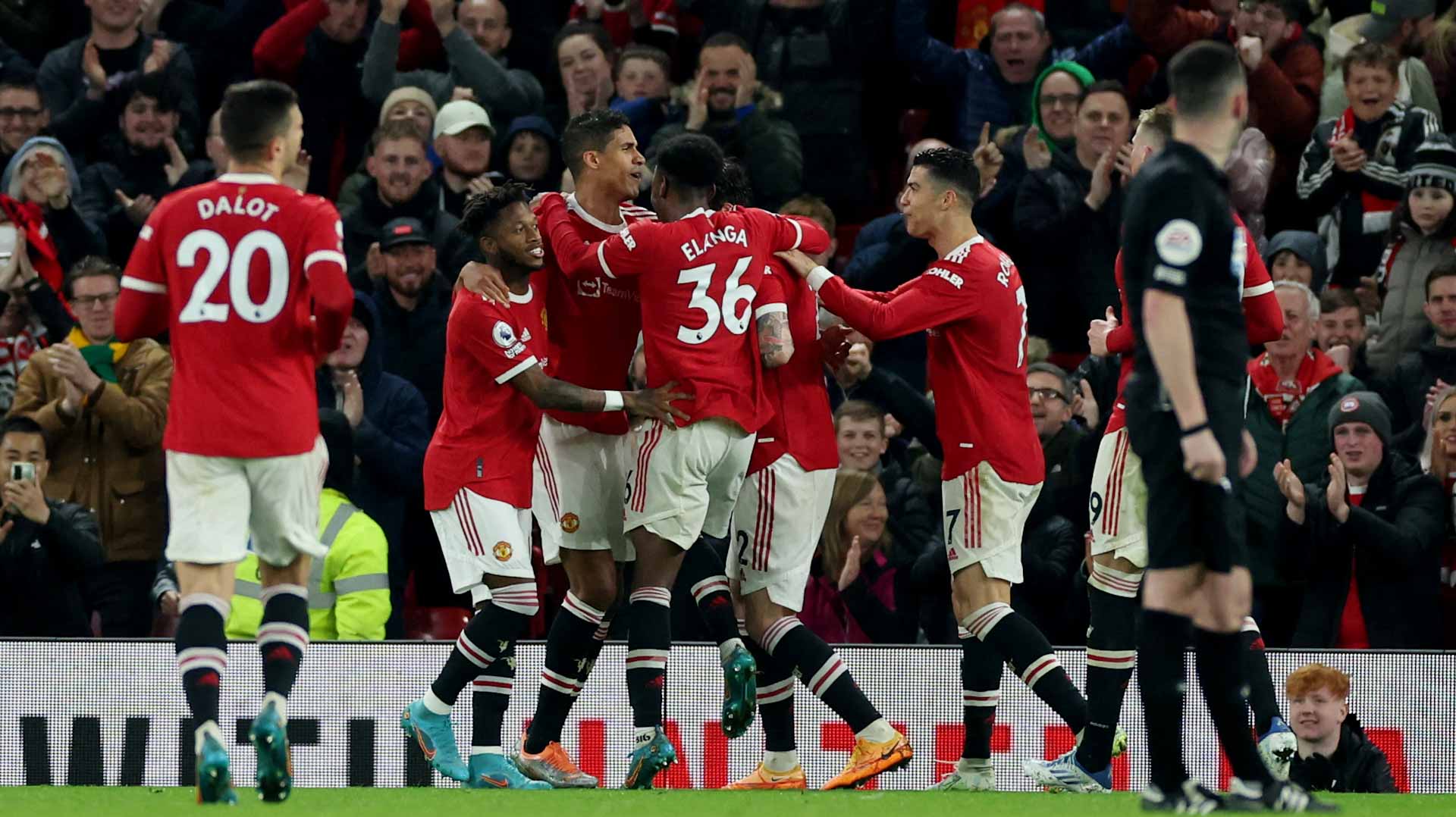 Image for the title: Man Utd back to winning ways with 3-0 victory over Brentford 