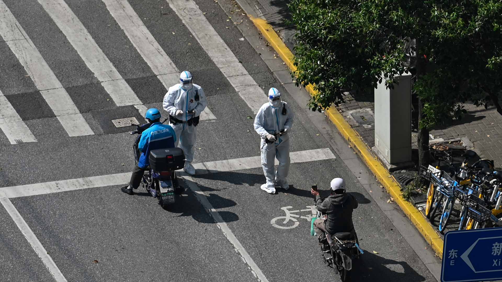Image for the title: Shanghai come out for air as Beijing resumes mass COVID tests 