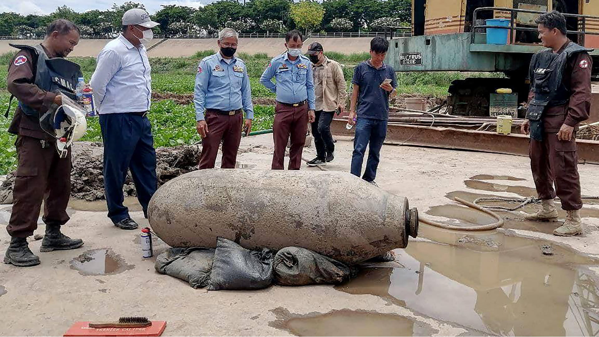 Image for the title: Bomb found in riverbed in front of Cambodian Royal Palace 