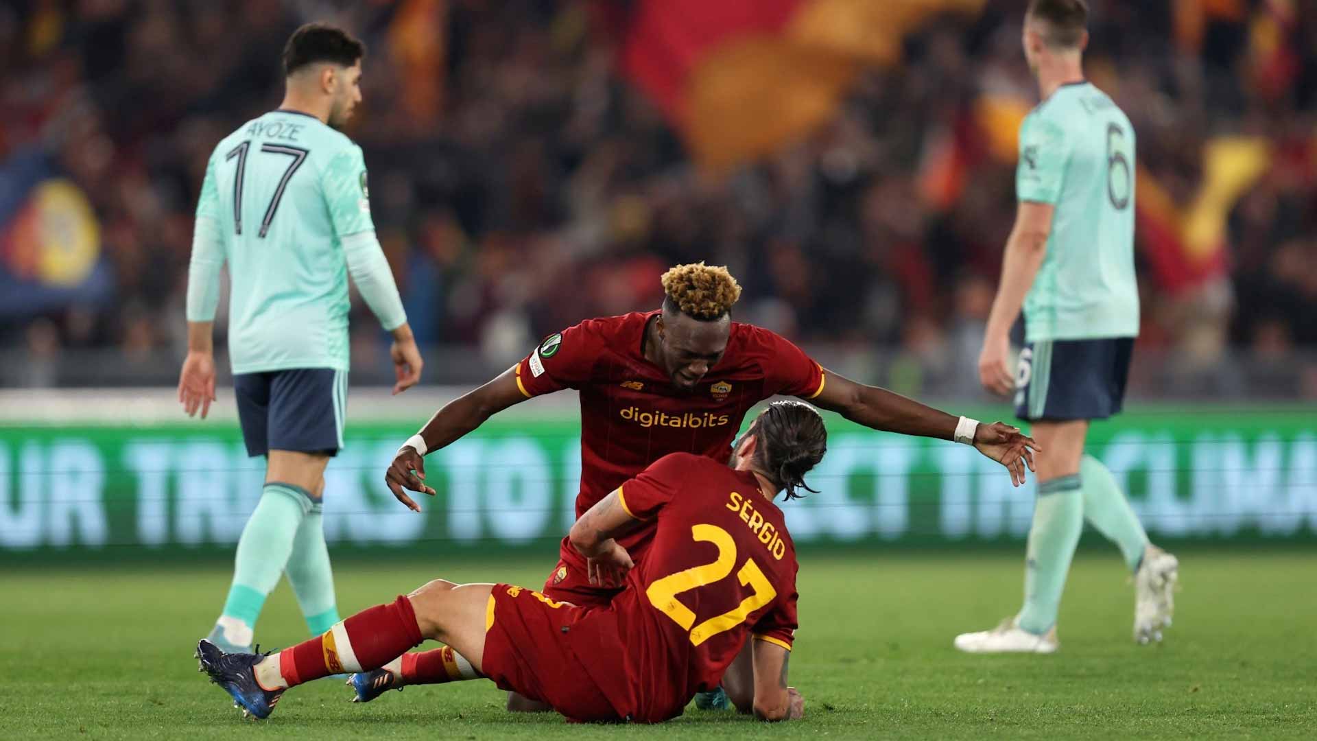 صورة بعنوان: روما الإيطالي يتأهل لنهائي دوري المؤتمر الأوروبي لكرة القدم  