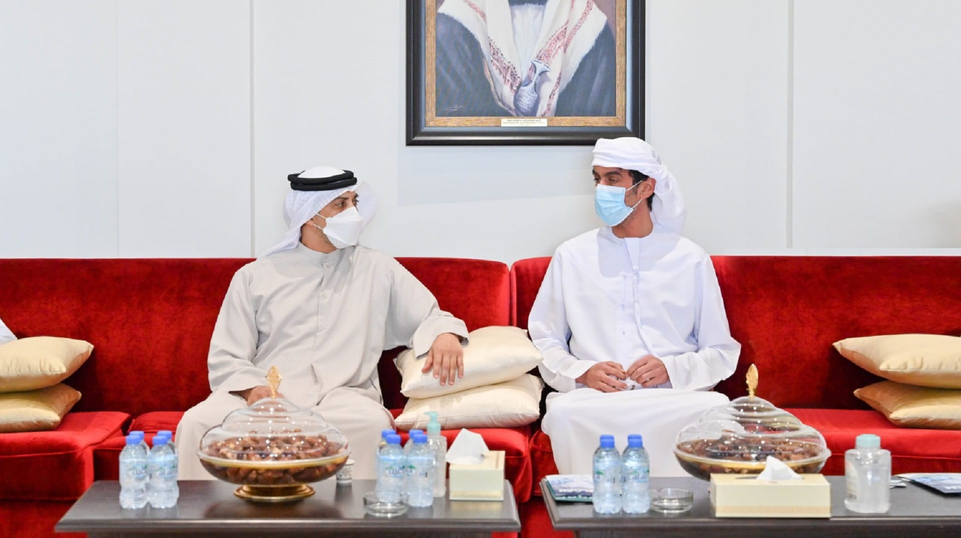 صورة بعنوان: منصور بن زايد يُعزي أحمد بن الشيبة العميمي في وفاة نجله 