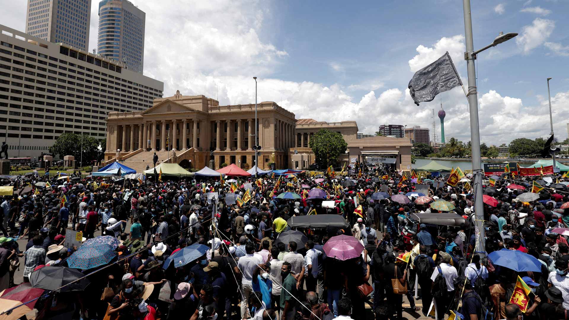 صورة بعنوان: هدوء في كولومبو بعد إعلان سريلانكا حالة الطوارئ 