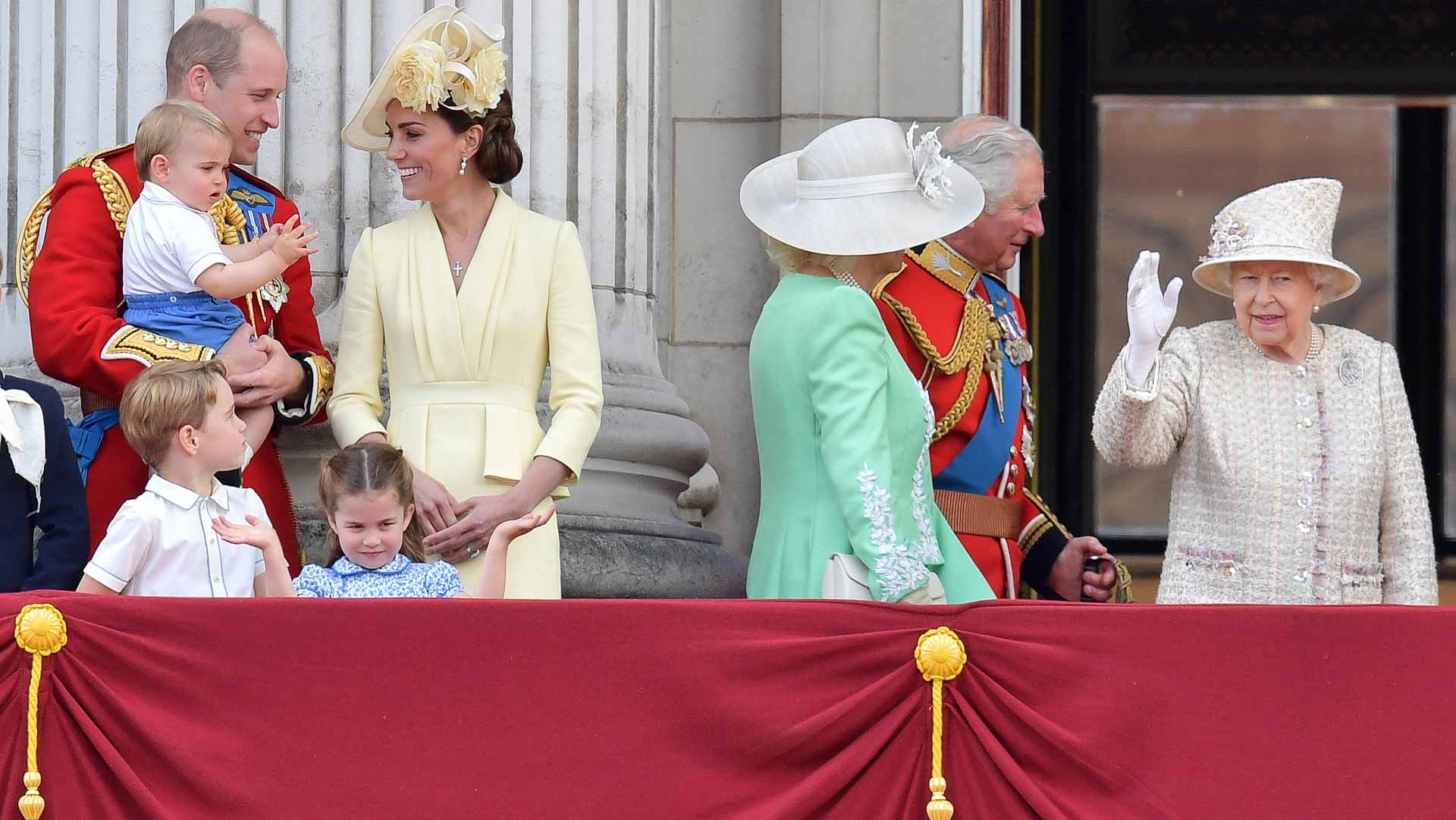 صورة بعنوان: احتفالات يوبيل الملكة.. هؤلاء فقط في شرفة باكنغهام 