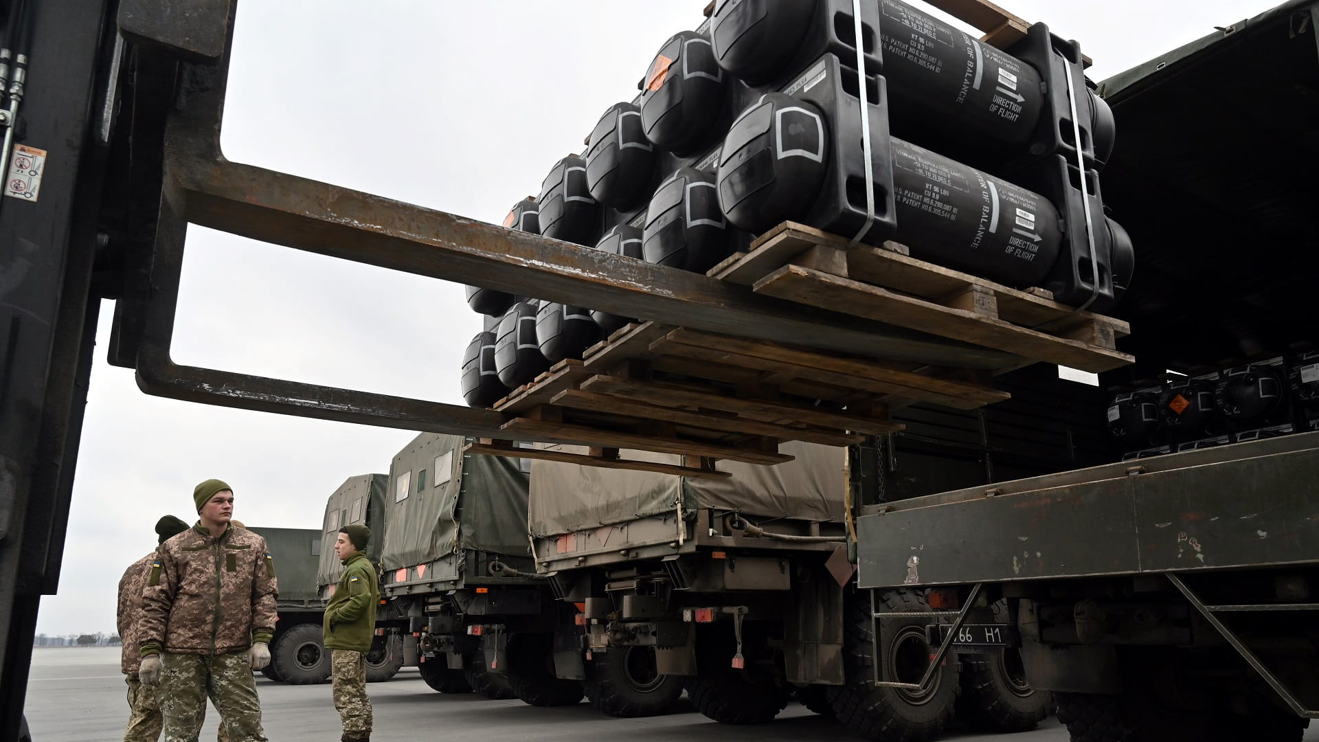 Image for the title: US sending Ukraine more weapons, dozens evacuated from steelworks 