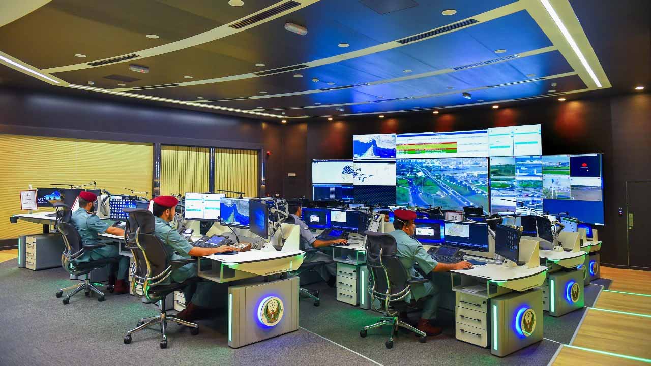 صورة بعنوان: غرفة عمليات شرطة الشارقة تستقبل 42 ألف مكالمة خلال عطلة عيد الفطر 