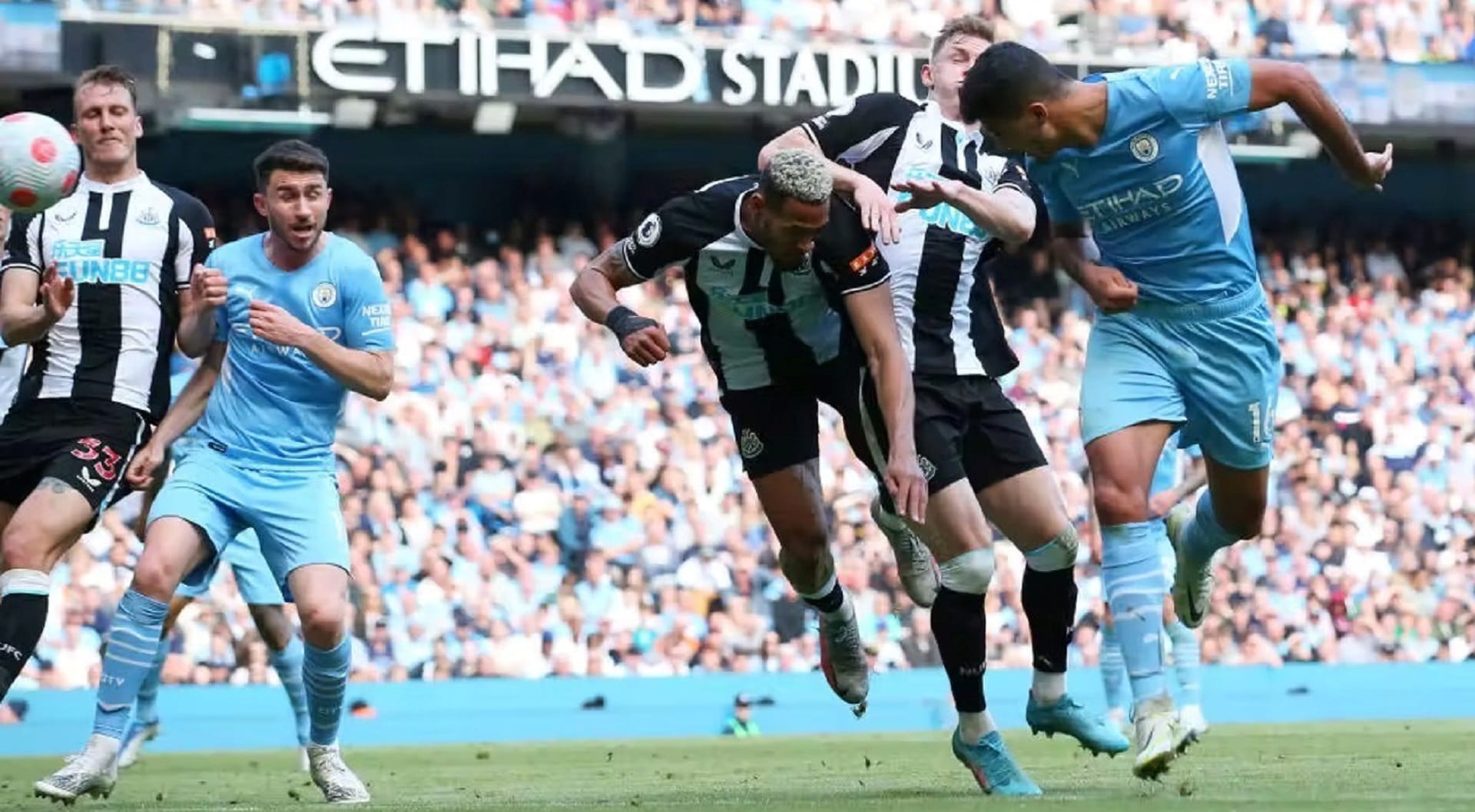 صورة بعنوان: مانشستر سيتي يقبض على صدارة الدوري الإنجليزي الممتاز 