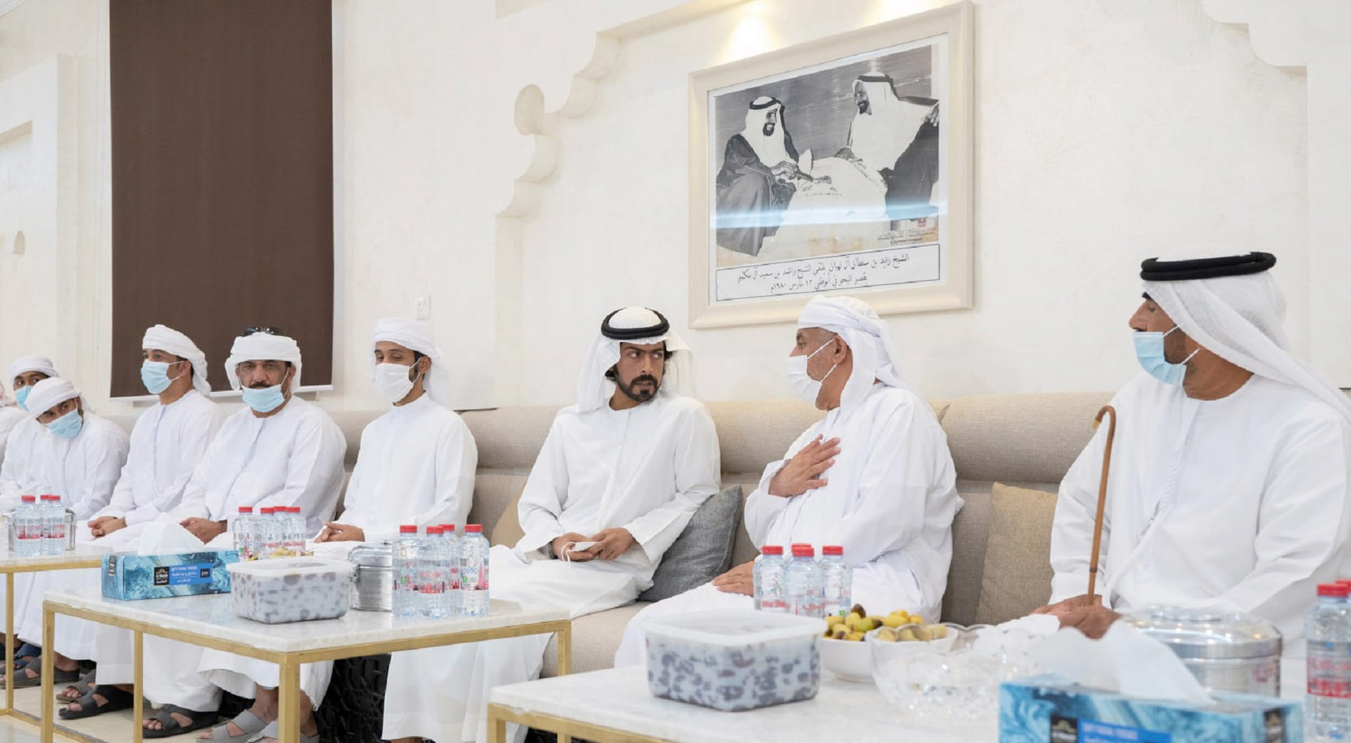 صورة بعنوان: خليفة بن طحنون يعزي بوفاة والد الشهيد ناصر الراشدي 