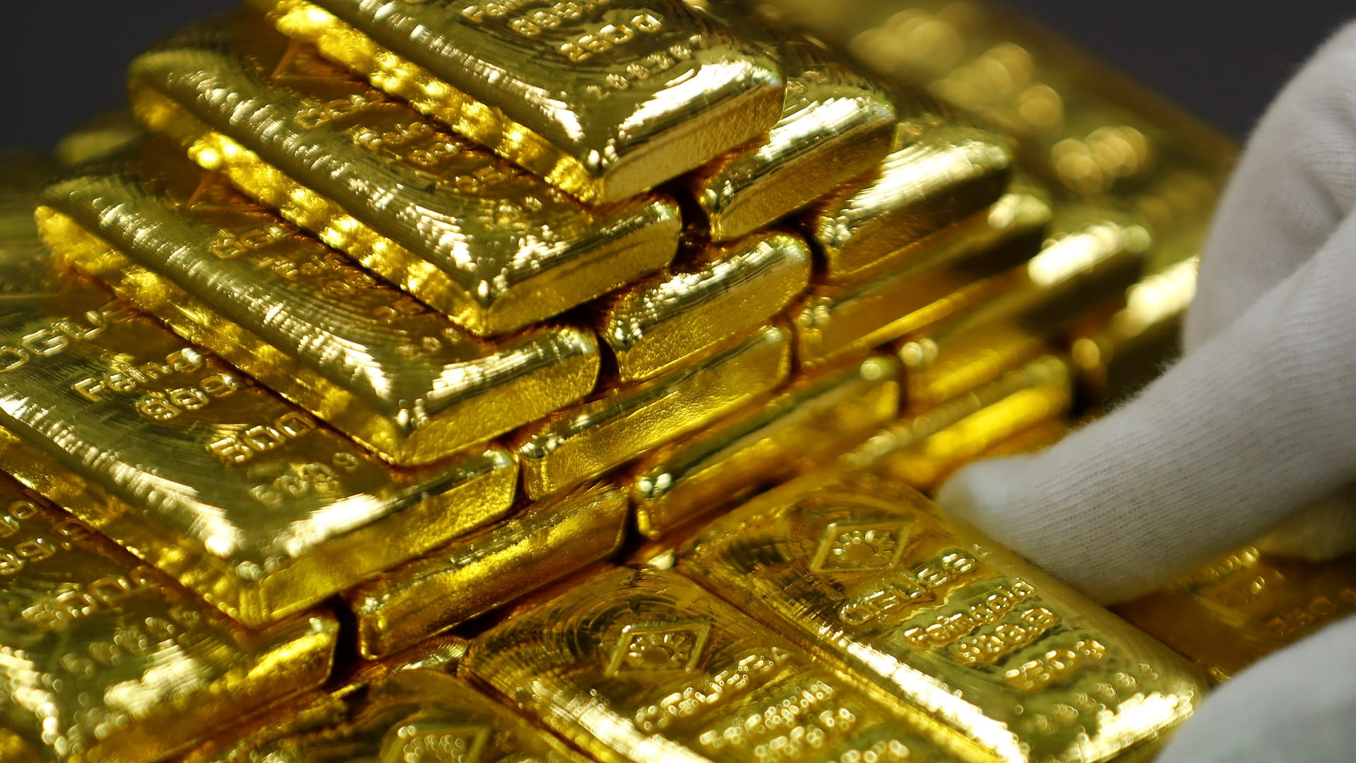 صورة بعنوان: أسعار الذهب تتراجع مع صعود الدولار 