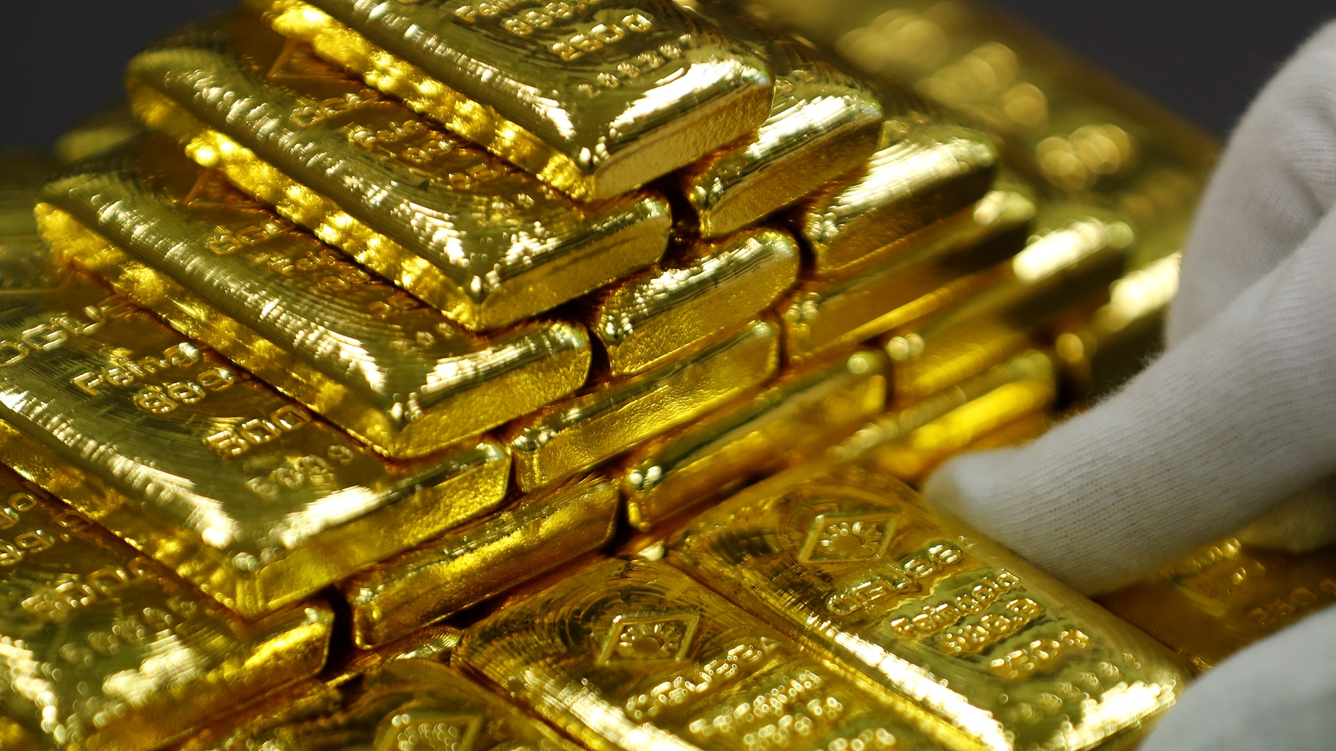 صورة بعنوان: أسعار الذهب تتراجع مع صعود الدولار 