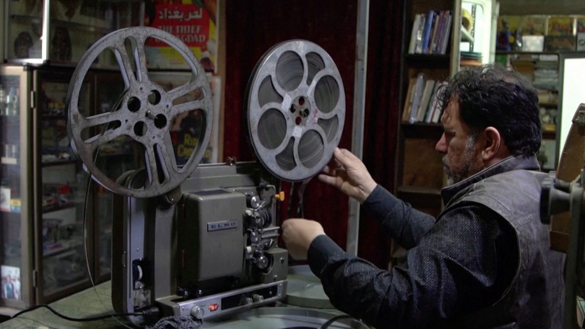 صورة بعنوان: عراقي شغوف بالسينما يحول نصف منزله إلى دار عرض للأفلام 