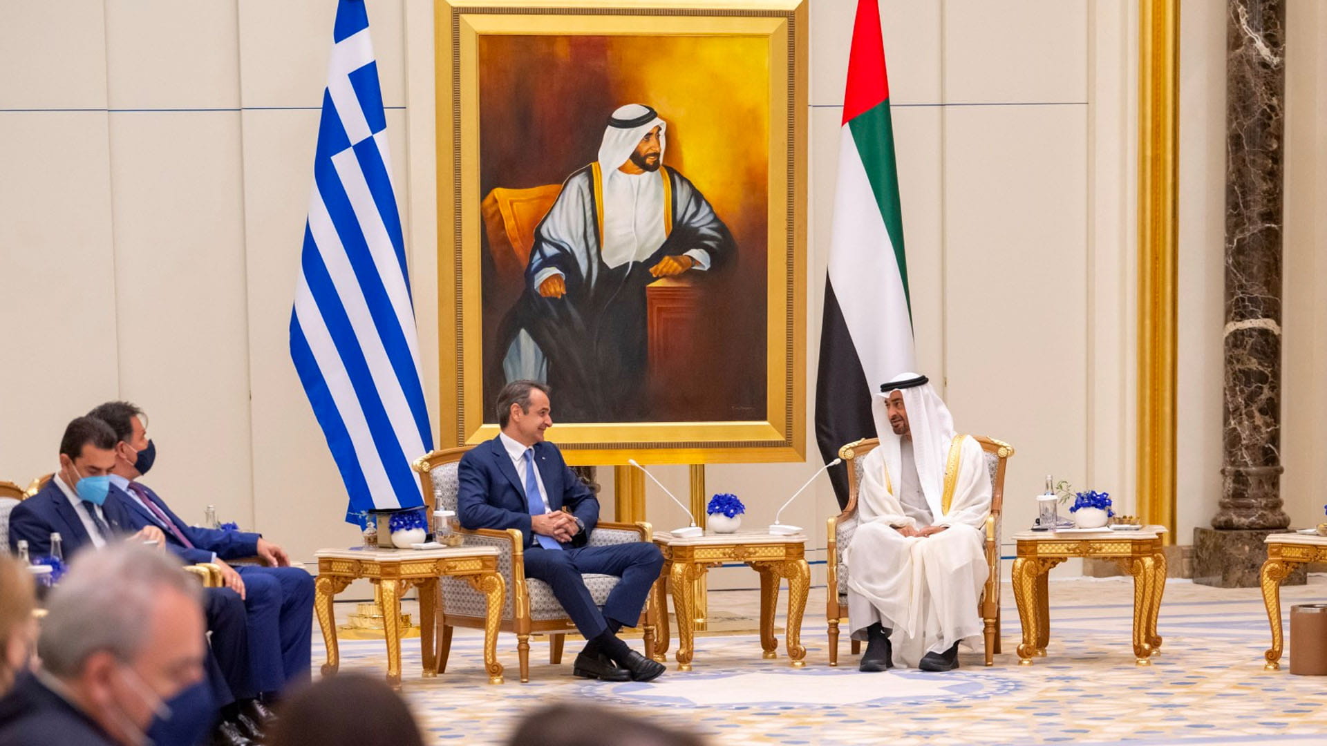 صورة بعنوان: محمد بن زايد يبحث سبل تعزيز مسارات التعاون مع اليونان 