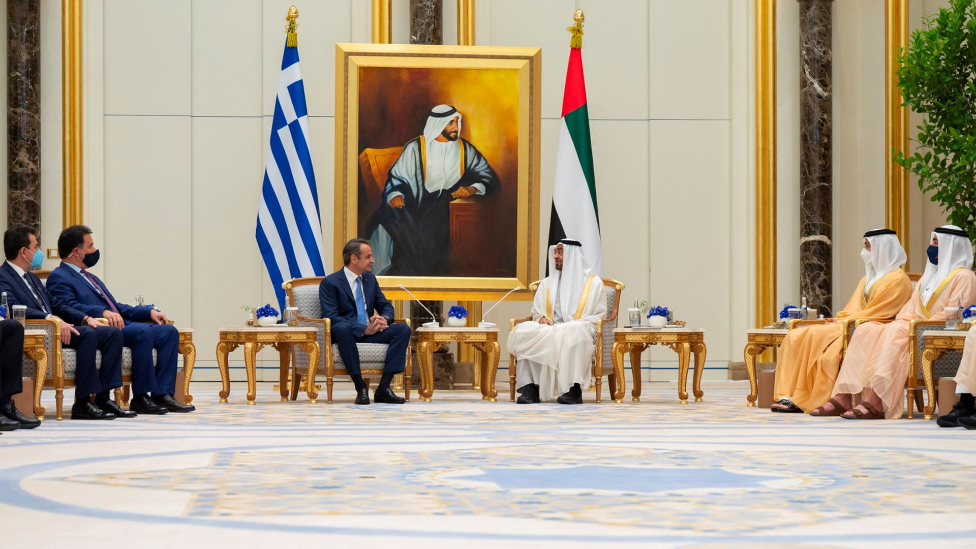 صورة بعنوان: محمد بن زايد وميتسوتاكيس يبحثان الشراكة الإستراتيجية بين البلدين 