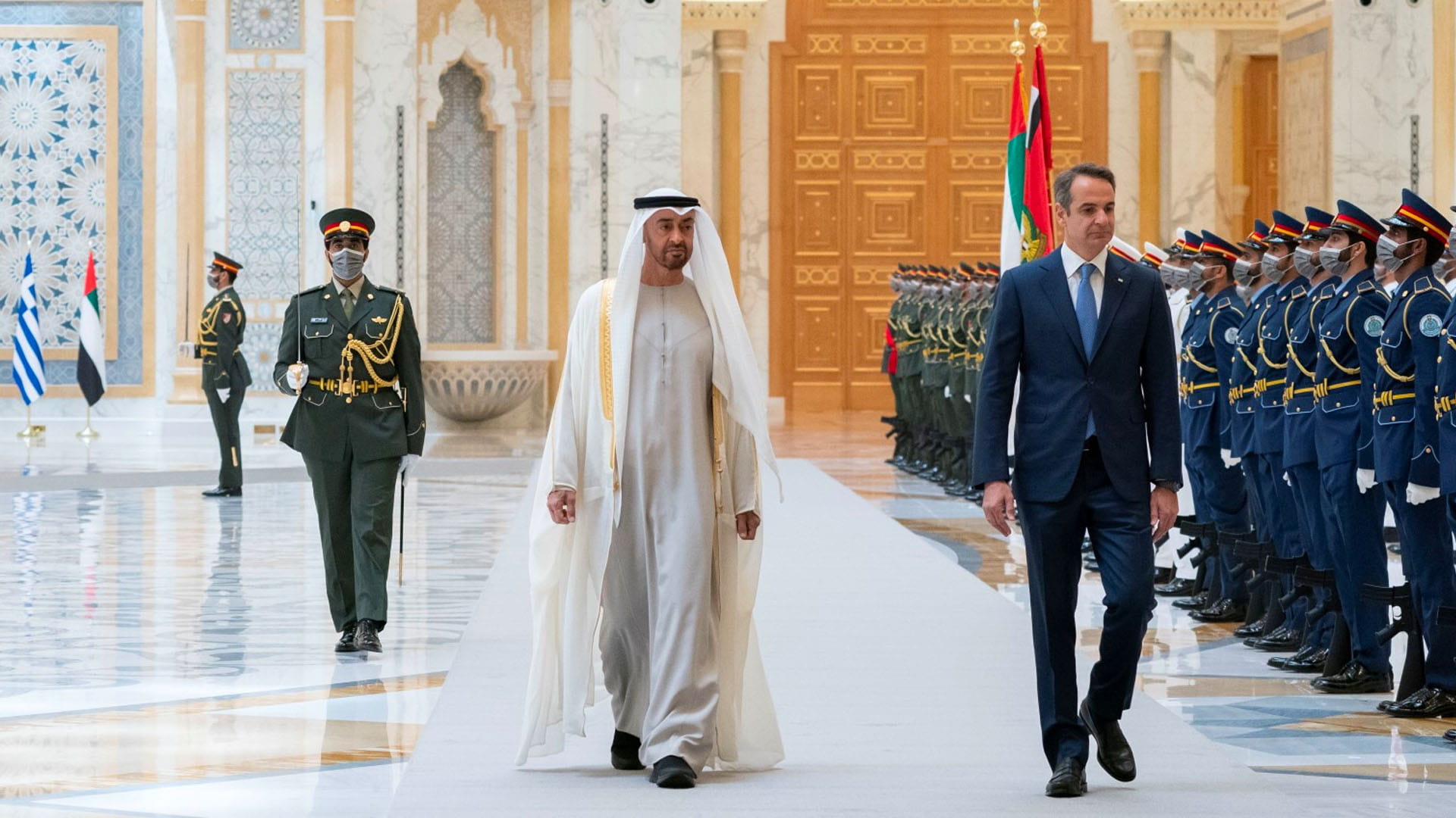 صورة بعنوان: محمد بن زايد يستقبل رئيس وزراء اليونان 