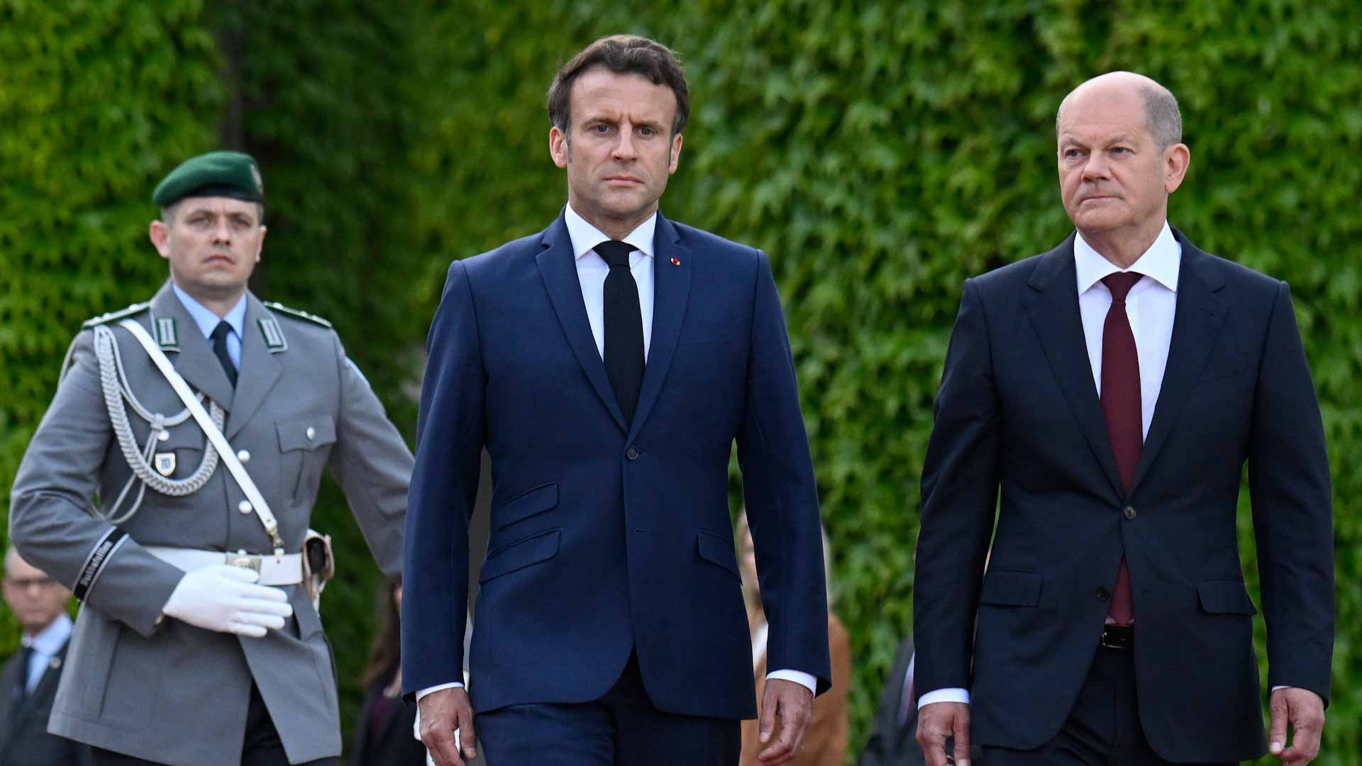 Image for the title: Macron, Scholz show Ukraine their 'full support' 