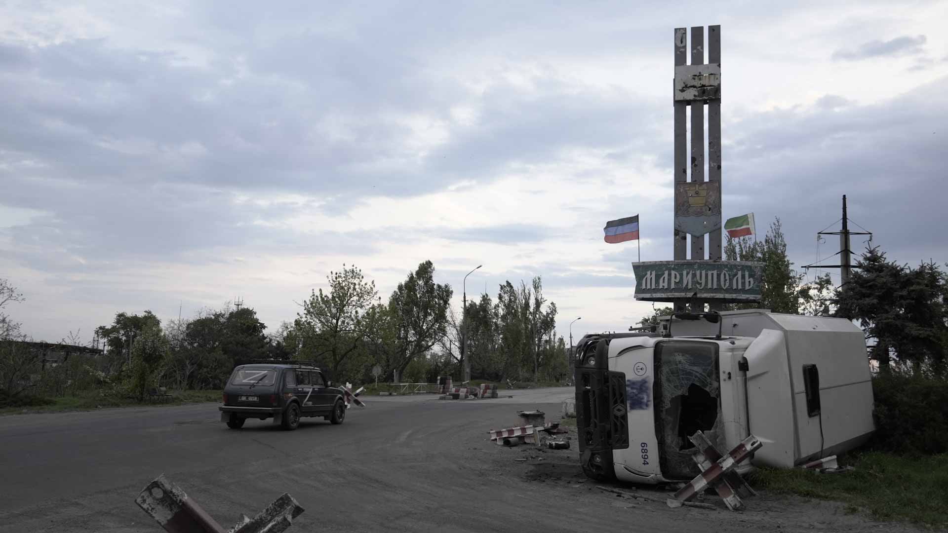 Image for the title: At least 100 civilians still in Mariupol's steel works 
