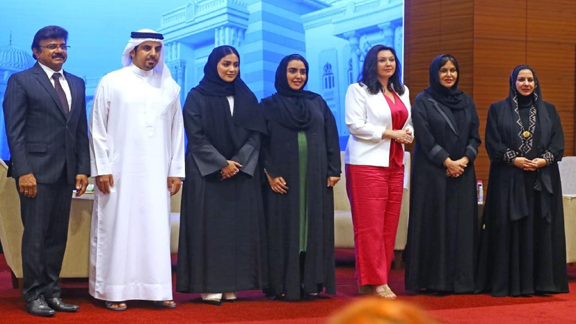 صورة بعنوان: "ملتقى سيدات الأعمال" يؤكد أهمية تحفيز السيدات لبدء أعمالهن  