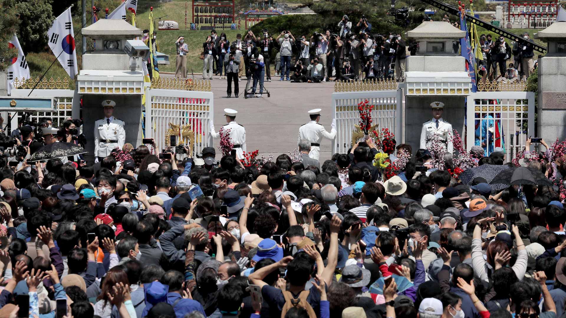 صورة بعنوان: الرئيس الكوري الجنوبي يعيد القصر الرئاسي للشعب.. أهلاً بالجميع 