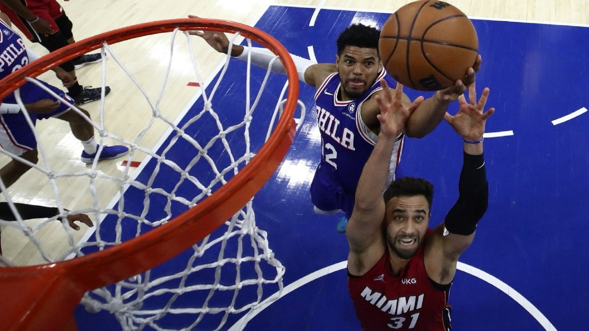 صورة بعنوان: ميامي يتأهل إلى نهائي المنطقة الشرقية في السلة الأميركية  