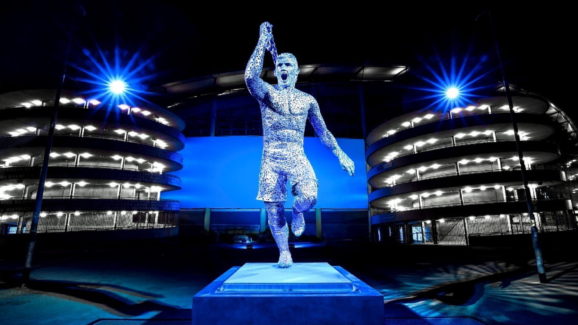 صورة بعنوان: نادي مانشستر سيتي يكرم أسطورة الفريق سيرجيو أجويرو 