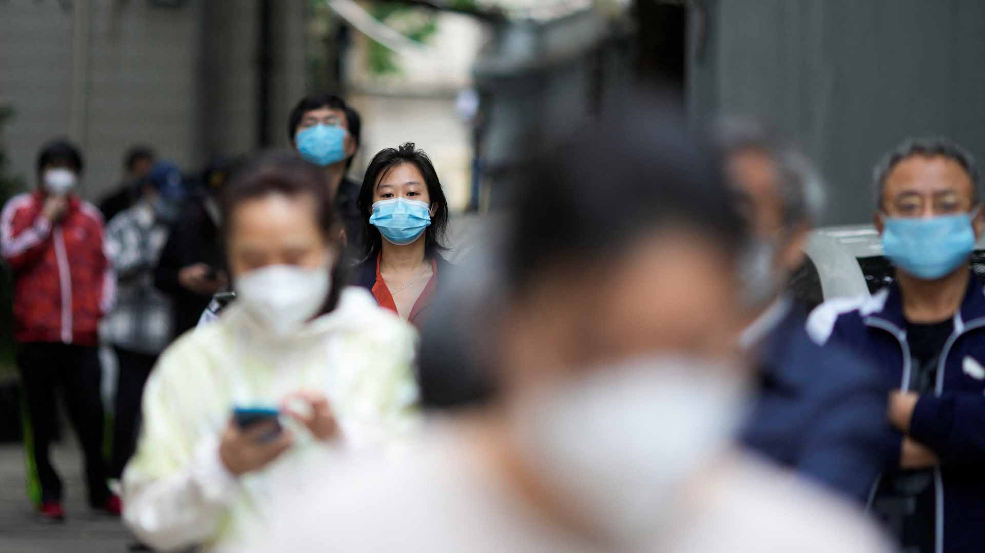 صورة بعنوان: شنغهاي تلاحق إصابات كورونا وبكين تقيد خدمة السيارات الأجرة 