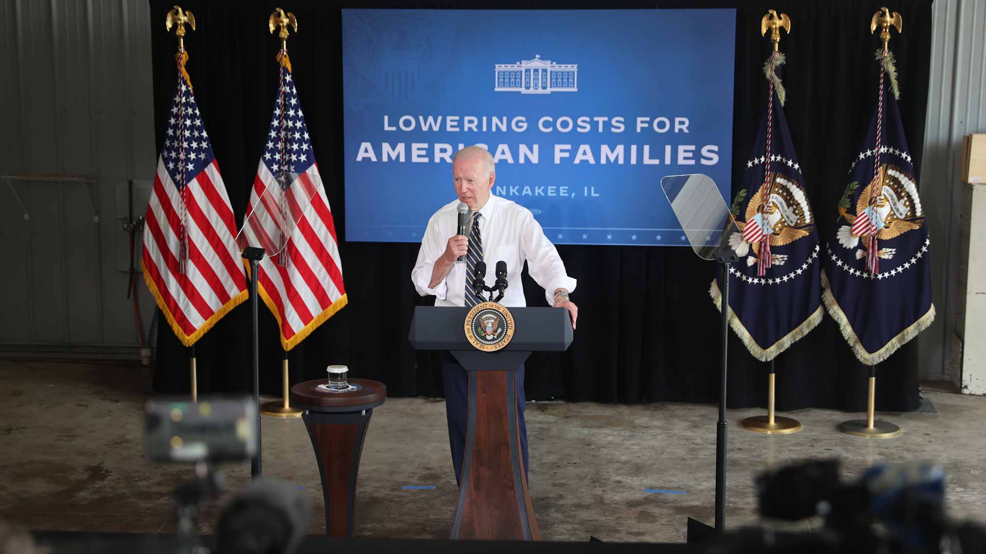 Image for the title: Biden visits Illinois to highlight Russia-driven food inflation 