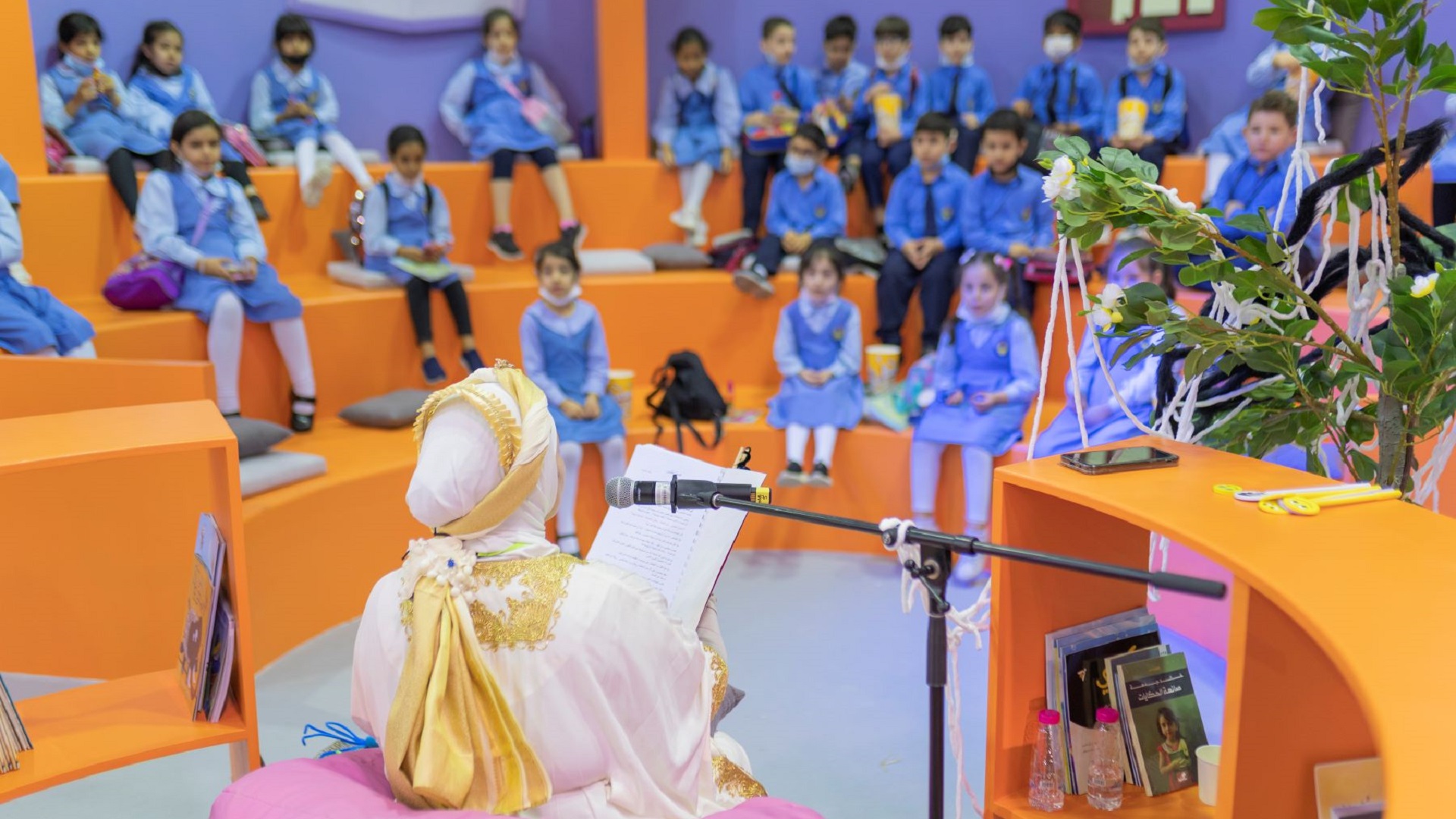 صورة بعنوان: موروث "الحكواتي" يشد أسماع الأطفال بمهرجان الشارقة القرائي للطفل 