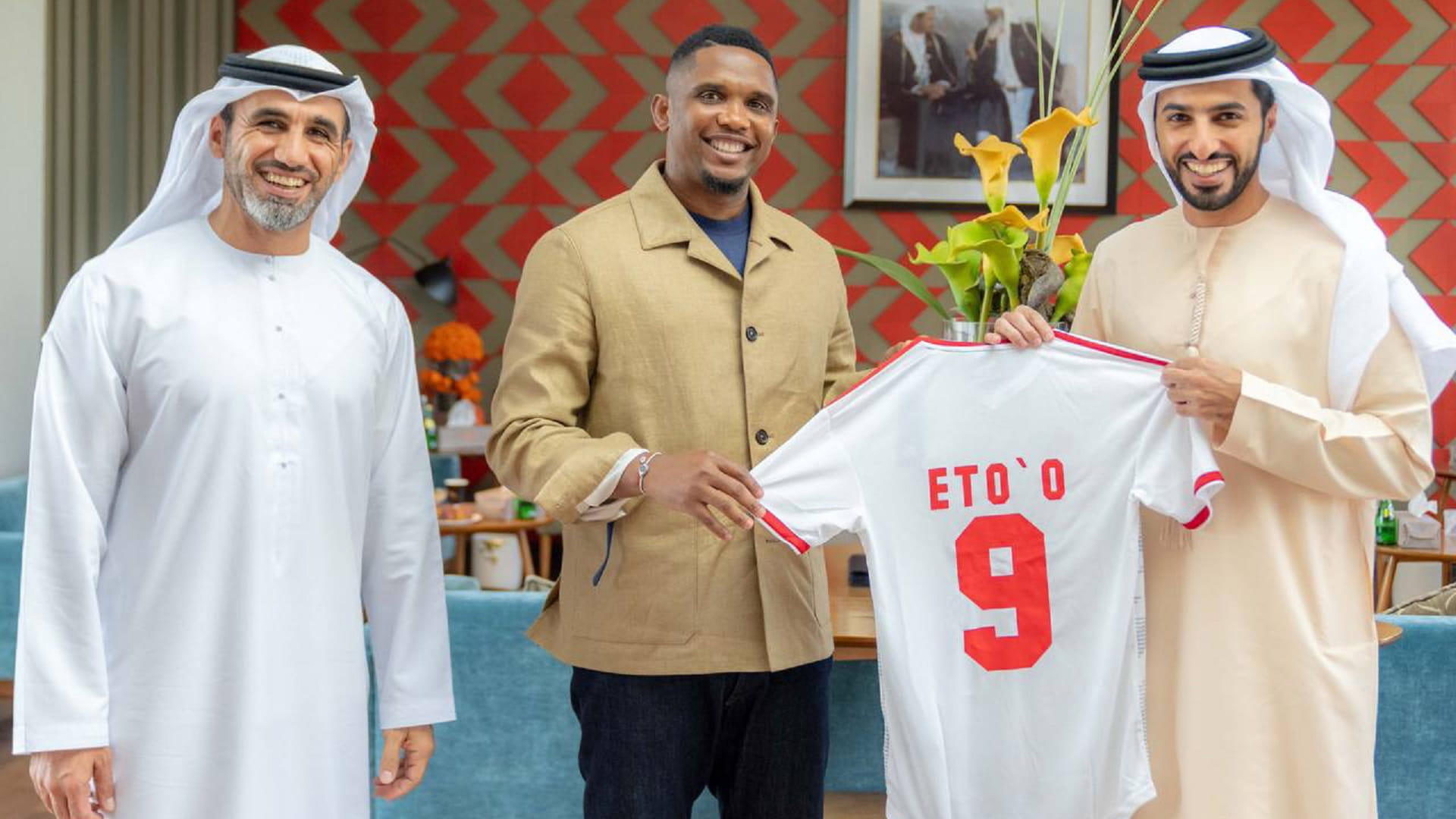 صورة بعنوان: راشد بن حميد يبحث تعزيز التعاون مع الاتحاد الكاميروني لكرة القدم 