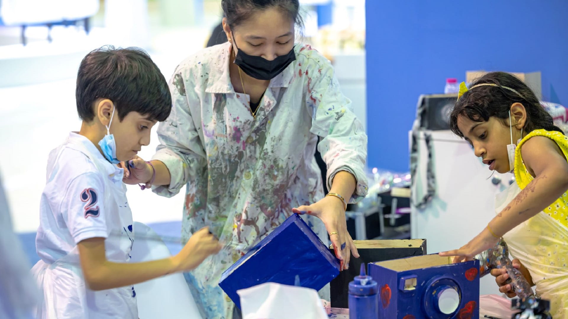 صورة بعنوان: صغار مهرجان الشارقة القرائي للطفل يتدربون على بناء القصص المصورة 