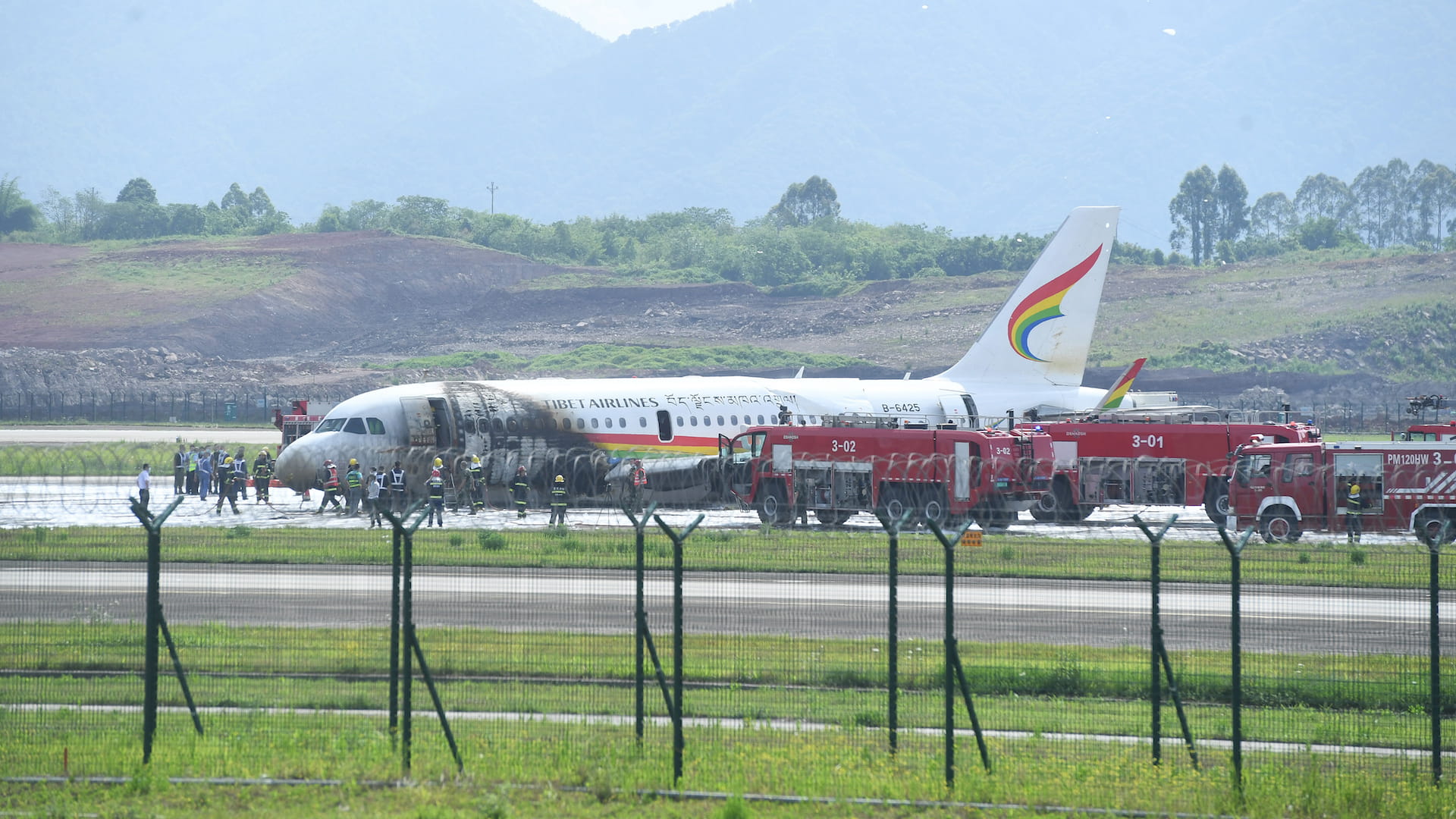 صورة بعنوان: طائرة صينية تخرج عن المدرج وتشتعل فيها النيران 