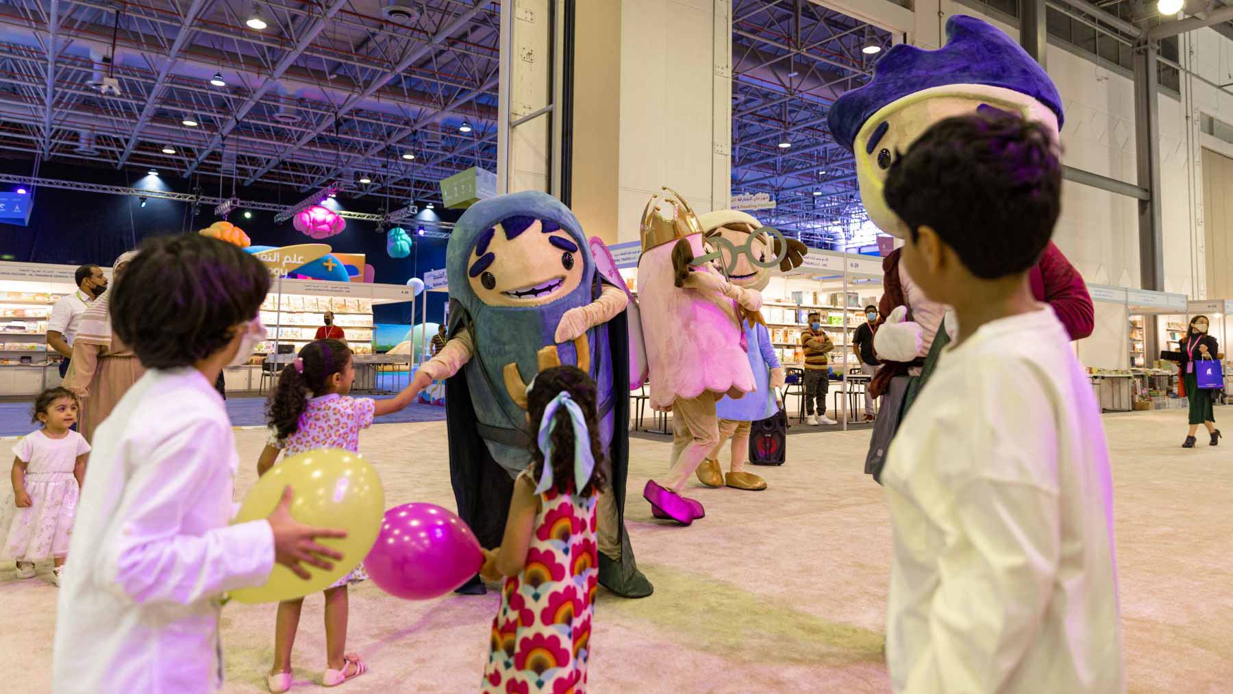 صورة بعنوان: شخصيات "الشارقة القرائي للطفل" تصنع الفرح وترسخ المعرفة 