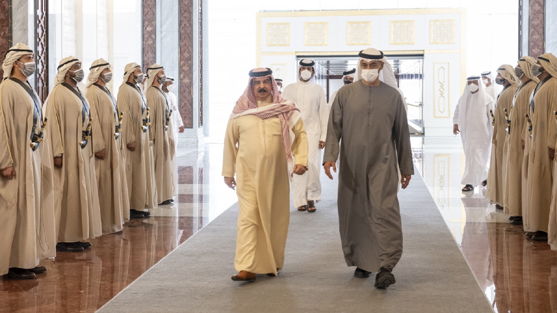 صورة بعنوان: رئيس الدولة يواصل تقبل تعازي قادة الدول والوفود بوفاة الشيخ خليفة 