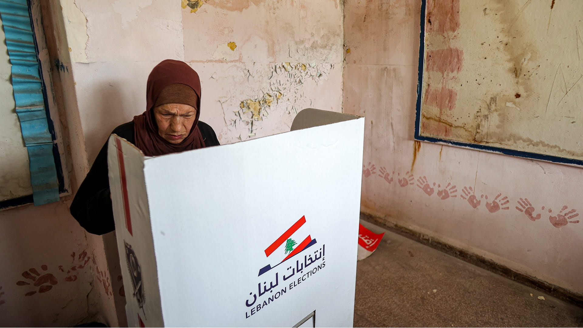 صورة بعنوان: اللبنانيون يصوتون بأول انتخابات منذ الانهيار المالي وكارثة المرفأ 