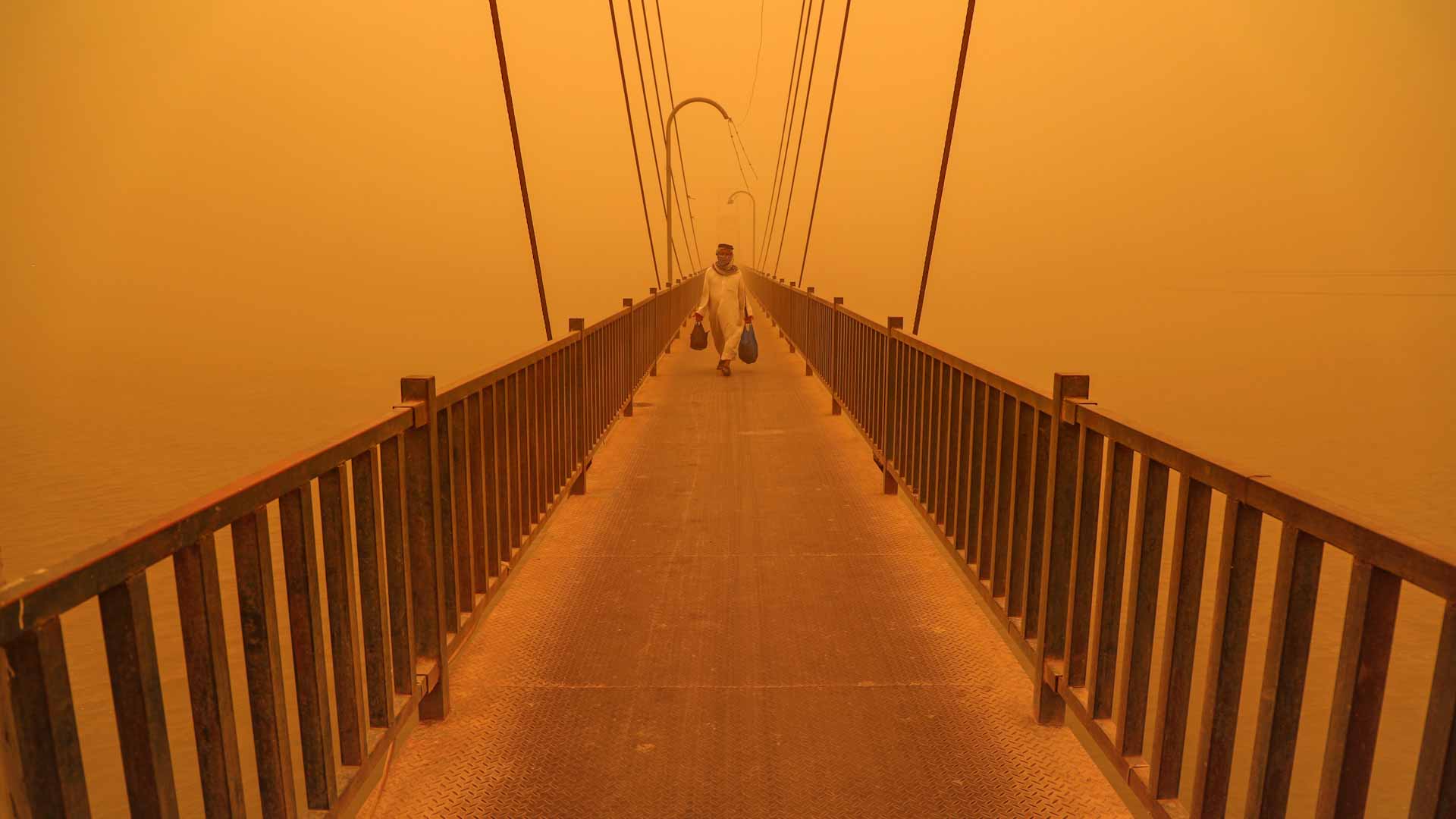 Image for the title: Thousands hospitalised as latest sandstorm hits Iraq 