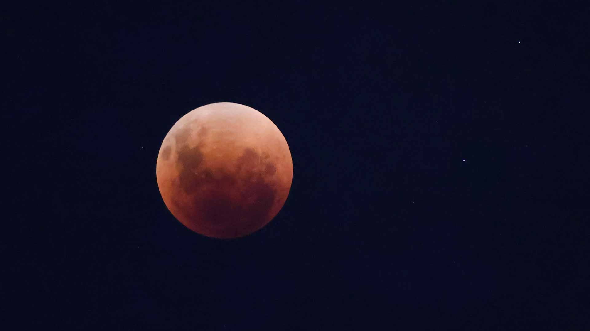 Image for the title: Total lunar eclipse shines red across World 