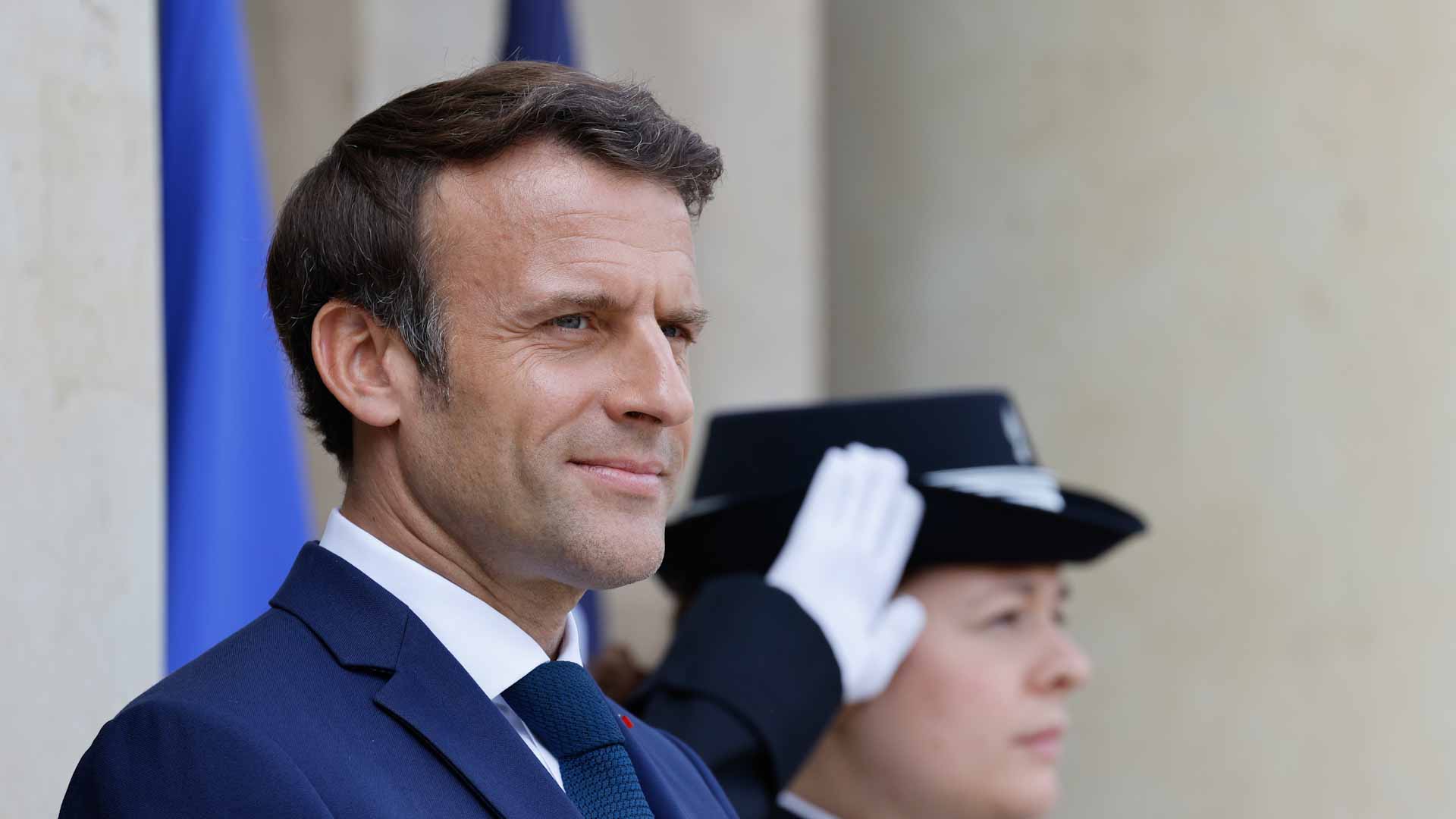 Image for the title: Macron : French arms deliveries to Ukraine will intensify 