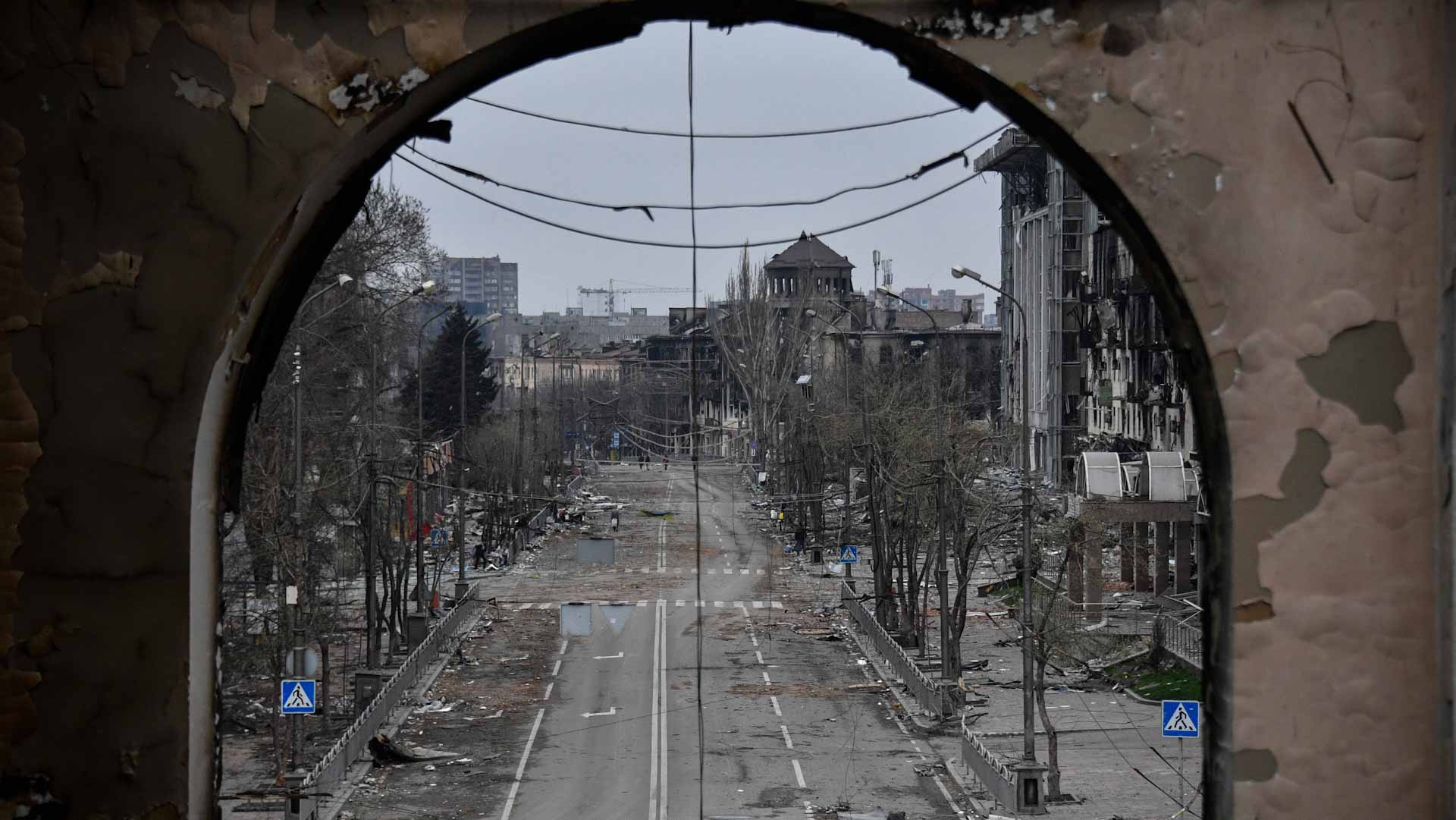 Image for the title: Ukrainian troops evacuate from Mariupol, ceding control to Russia 