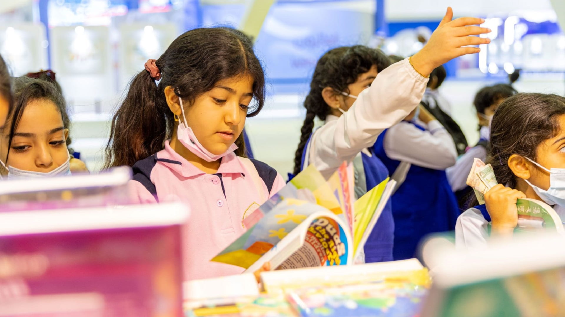 صورة بعنوان: مهرجان الشارقة القرائي للطفل: 5 أسباب لتقرأ لأطفالك قبل النوم 