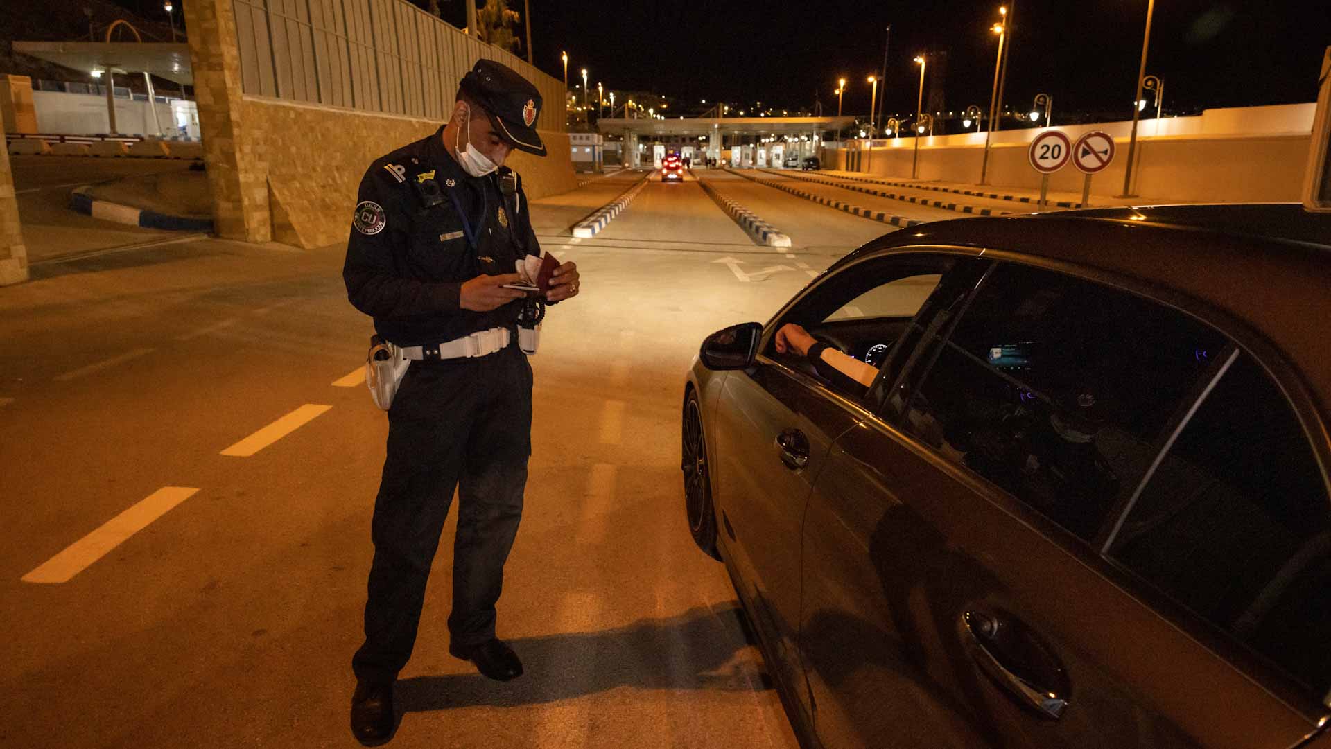 صورة بعنوان: المغرب وإسبانيا يعيدان فتح حدودهما البرية بعد إغلاقها عامين 