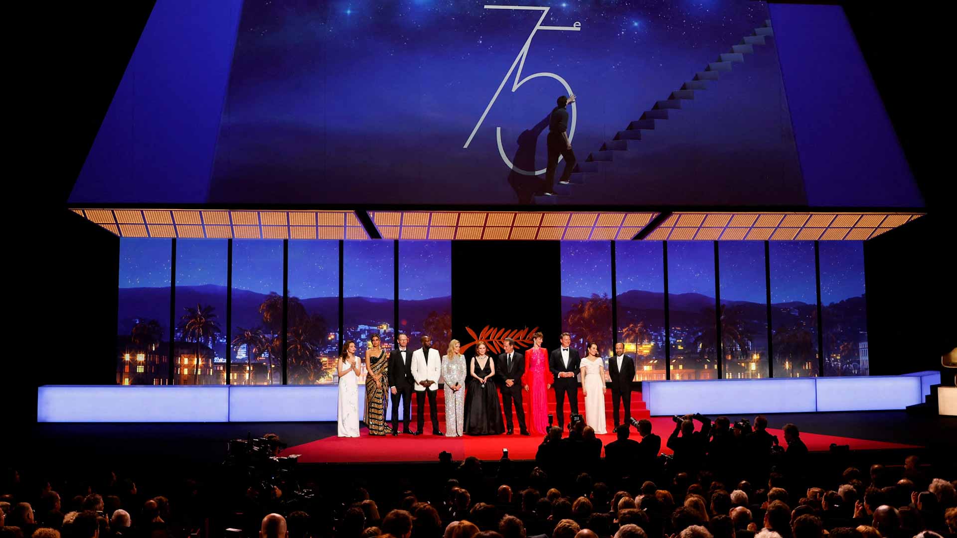 صورة بعنوان: ببساط أحمر وخطاب زيلنسكي...مهرجان كان ينطلق محفوفاً بحشد من النجوم 