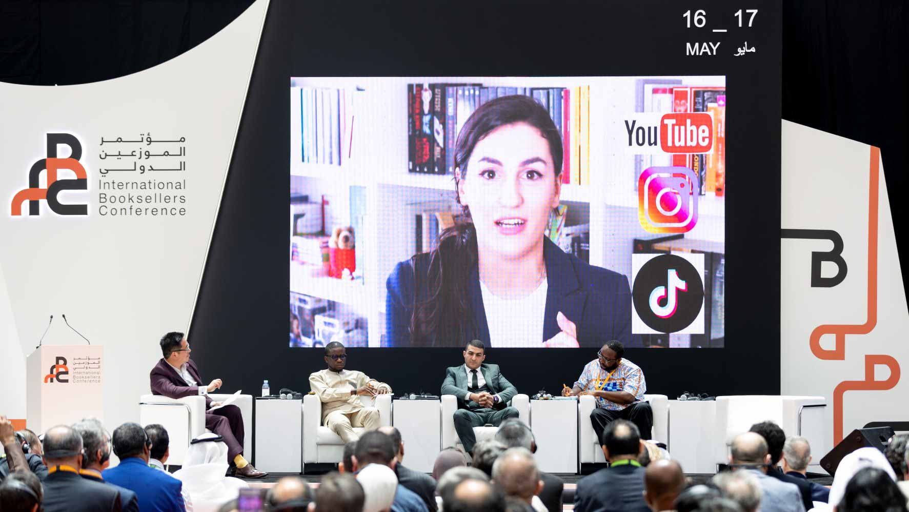 صورة بعنوان: خبراء ومتخصصون: التواصل مع القراء سر نجاح موزعي الكتب في العالم 