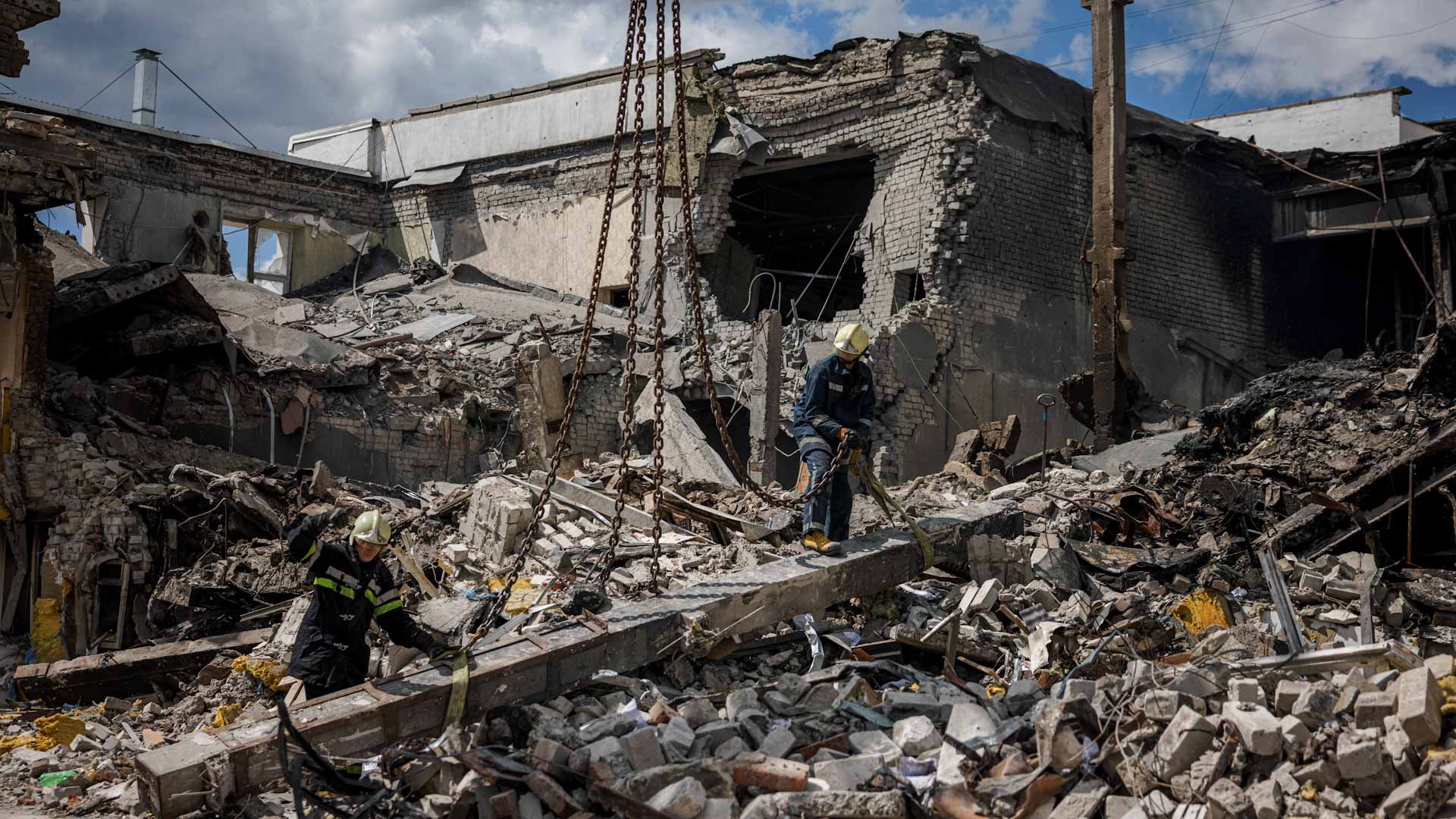 Image for the title: Russia and Ukraine blame each other after peace talks stall 