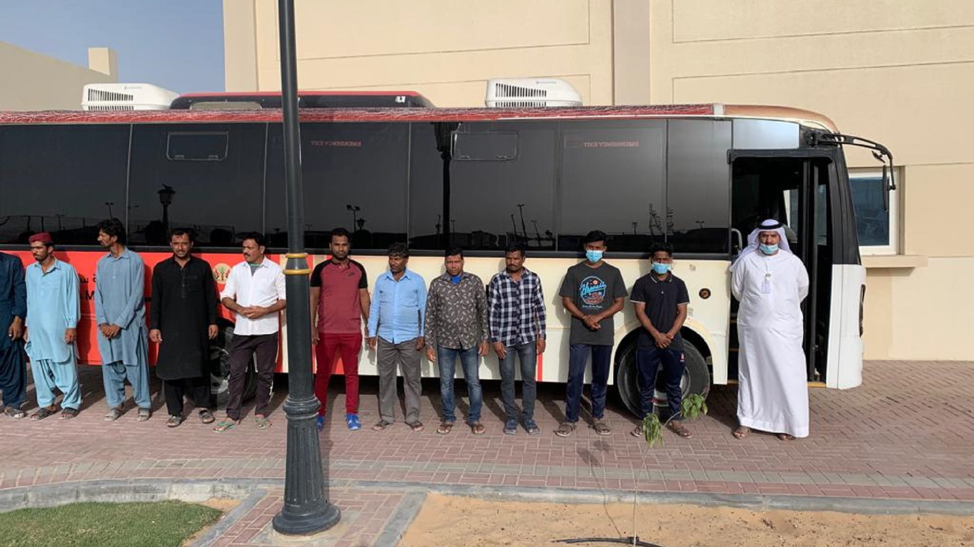 صورة بعنوان: هيئة الوقاية والسلامة بالشارقة توعي 200 عامل في يومهم العالمي 