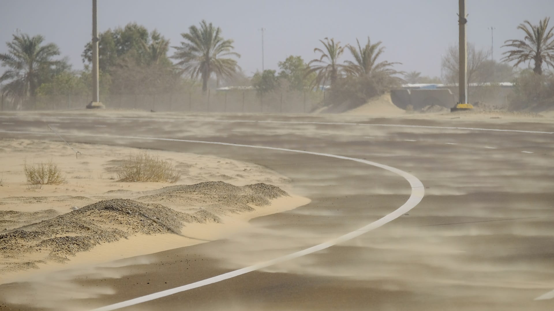 صورة بعنوان: الأرصاد: طقس الخميس حار ومغبر والبحر خفيف إلى مضطرب الموج 