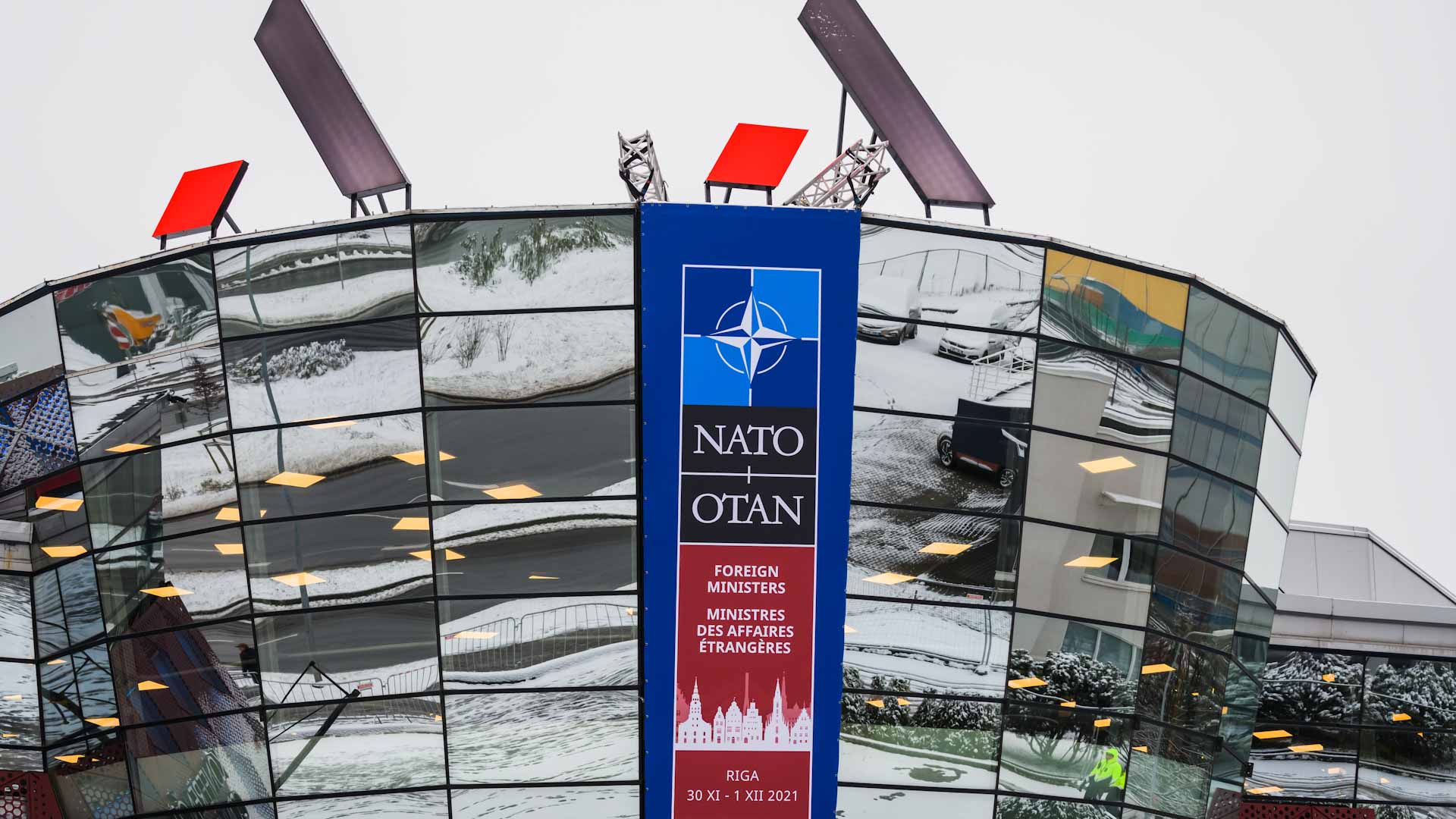 Image for the title: Finland, Sweden submit application to join NATO 