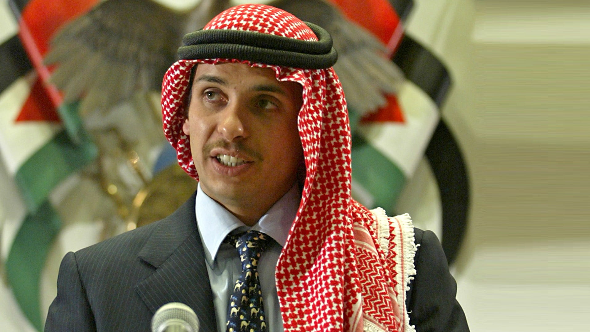 صورة بعنوان: العاهل الأردني يقيد اتصالات الأمير حمزة وإقامته وتحركاته 