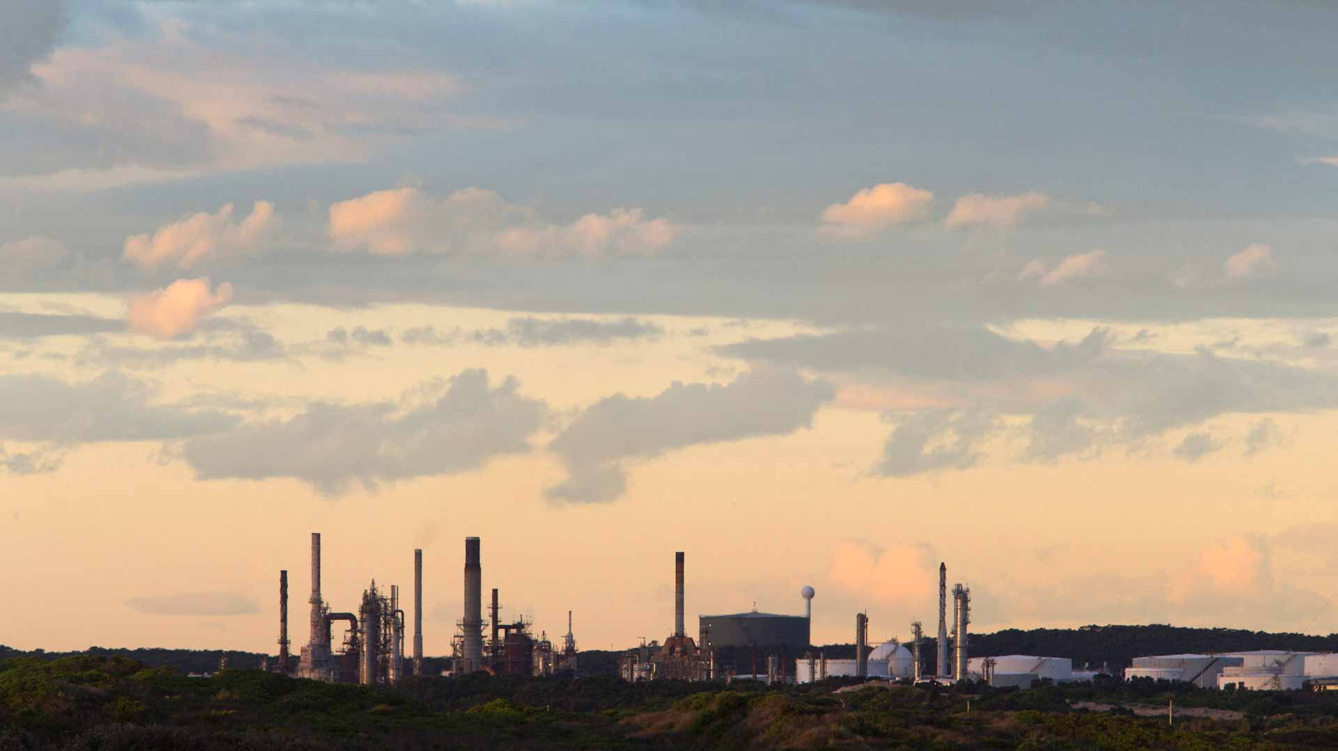 Image for the title: Oil prices recoup early losses, global supply fears 