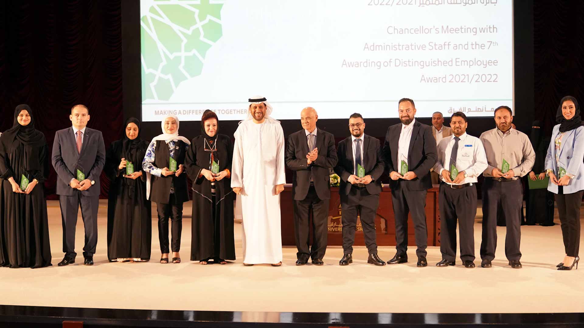 صورة بعنوان: جامعة الشارقة تكرم المتميزين من أعضاء هيئتها الإدارية 